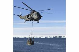 Un helicptero Sea King de la Armada Argentina levantando una carga externa durante las tareas de abastecimiento. (Armada Argentina)