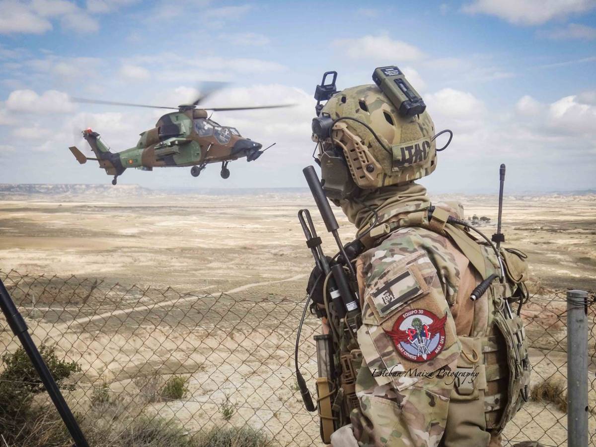 Un JTAC del EZAPAC durante un ejercicio de apoyo aéreo con un helicóptero Tigre de las FAMET. (Esteban Maiza) Un JTAC del EZAPAC durante un ejercicio de apoyo aéreo con un helicóptero Tigre de las FAMET. (Esteban Maiza)