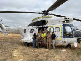 El helicptero Sper Puma y personal que participar en la lucha contra los incendios forestales de la Patagonia Argentina. (Ecocopter+Helisul)