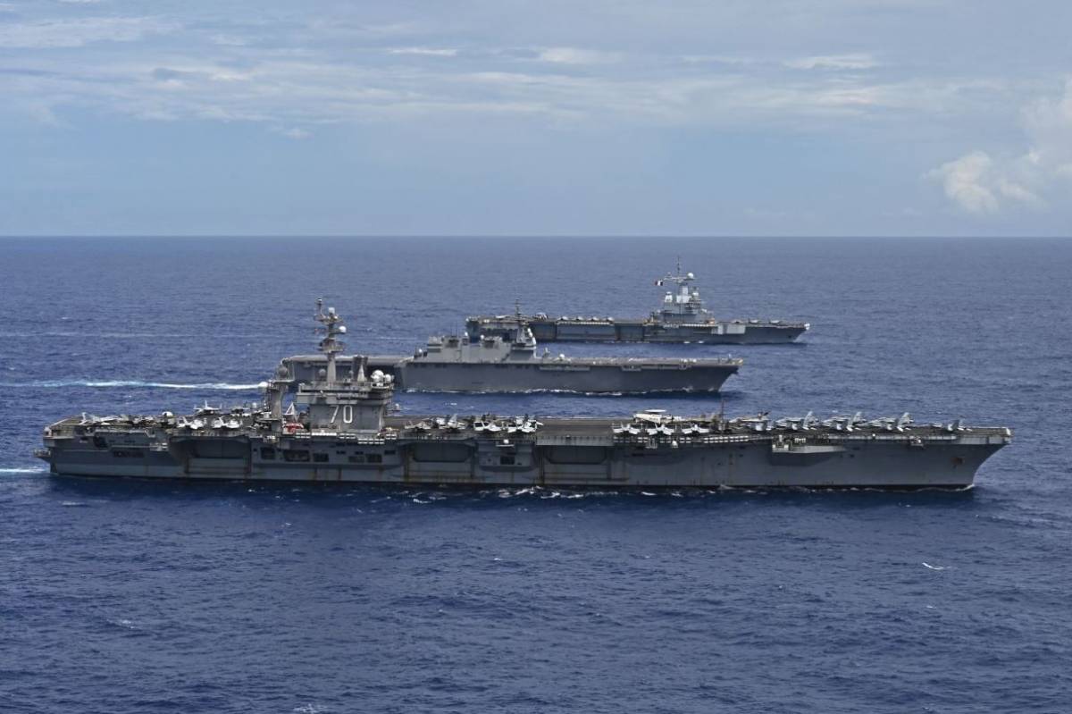 Los tres portaaviones participantes, en primer plano el UUS “Carl Vinson”, en el centro el “Kaga”, y al fondo el “Charles de Gaulle”. (foto JMSDF) Los tres portaaviones participantes, en primer plano el UUS “Carl Vinson”, en el centro el “Kaga”, y al fondo el “Charles de Gaulle”. (foto JMSDF)