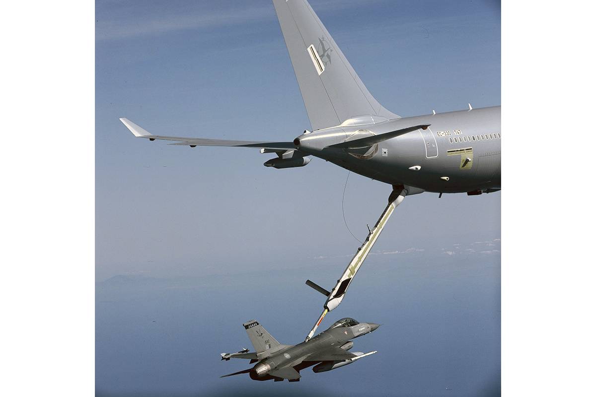 Contacto húmedo entre el A330MRTT y un F-16 portugués (Airbus) Contacto húmedo entre el A330MRTT y un F-16 portugués (Airbus)