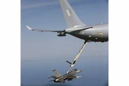 Contacto hmedo entre el A330MRTT y un F-16 portugus (Airbus)