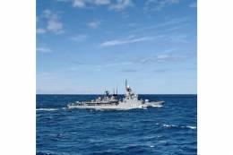 La corbeta Abu Qir, vista desde la fragata Santa Maria, navegando por el mar Rojo. (foto Armada espaola)