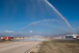 Despedida de la Escuela Militar de Helicpteros del ltimo Sikorsky S.76C con el arco de agua de dos camiones de bomberos. (Ejrcito del Aire y del Espacio)