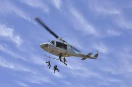 Miembros de operaciones especiales del Ejrcito Argentino descendiendo mediante rappel de un helicpteros Bell 212. (Ejrcito Argentino)