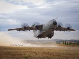 Un A400M del Ej�rcito del Aire y del Espacio espa�ol ejecutando un despegue t�ctico en una pista de tierra al norte de Espa�a. (Esteban Maiza)