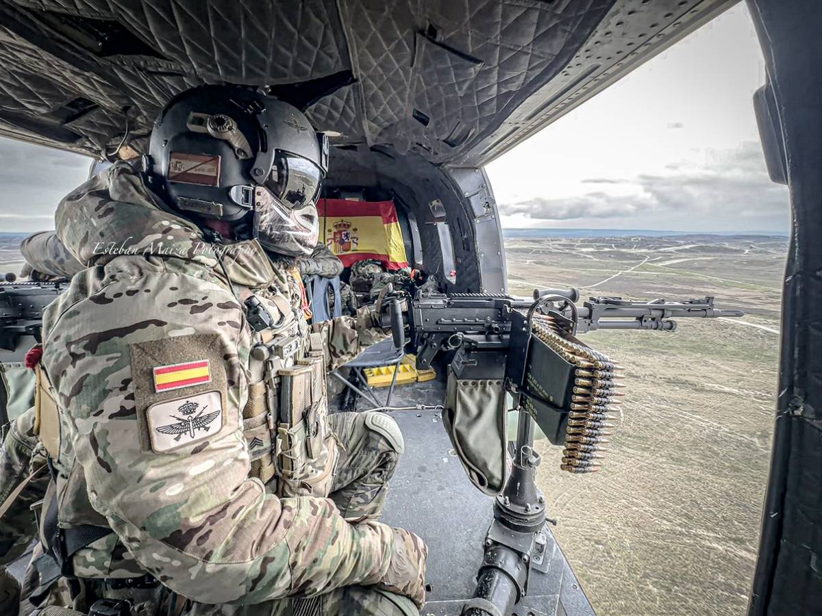 Un tirador de AS532 Cougar del Batalln Cuartel General de las FAMET con la ametralladora MAG58 municionada y lista para abrir fuego. (Esteban Maiza)