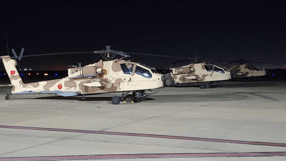 Dos de los nuevos helicópteros de ataque Apache marroquíes. Dos de los nuevos helicópteros de ataque Apache marroquíes.