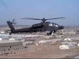 Helicptero AH-64D Longbow del US Army volando sobre Irak. (foto Julio Maz)