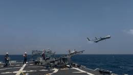 Lanzamiento de una aeronave del Scan Eagle desde la catapulta de la cubierta de vuelo de la fragata Santa Sofa. (Foto Armada espaola)