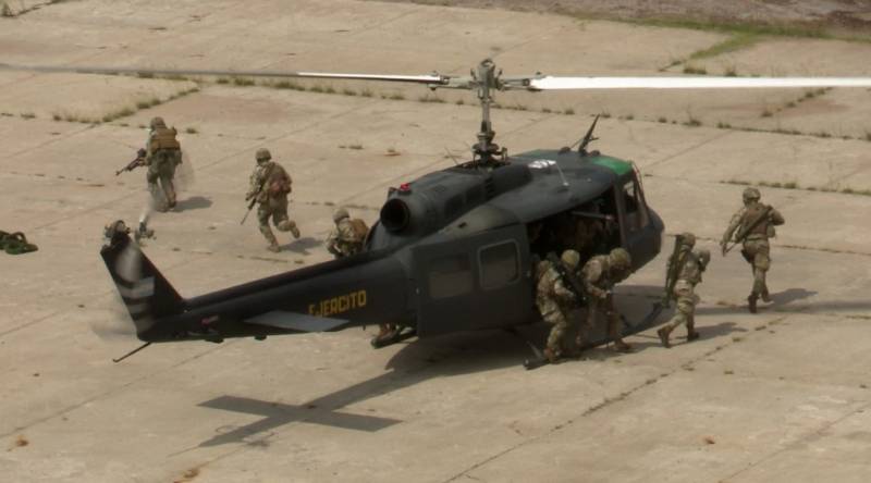 Un helicóptero Bell 412 de la Fuerza Aérea Argentina transportando fuerzas especiales. (MINDEF/EA) Un helicóptero Bell 412 de la Fuerza Aérea Argentina transportando fuerzas especiales. (MINDEF/EA)