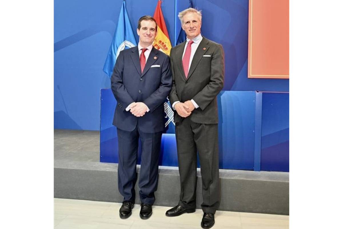 Fernando Mairata y lvaro Fernandez de Araoz durante la firma del acuerdo. 