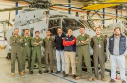 Los futuros pilotos de NH90 de la Armada, tras completar la fase terica en la sede de Airbus Helicopters Espaa de Albacete. (foto FLOAN)