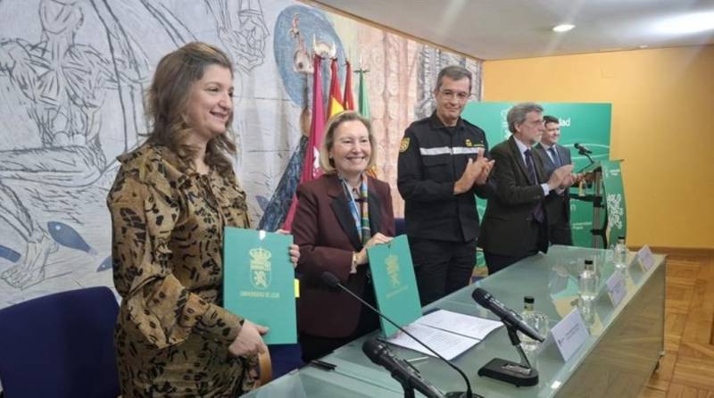 Firma del acuerdo. (Isdefe) Firma del acuerdo. (Isdefe)