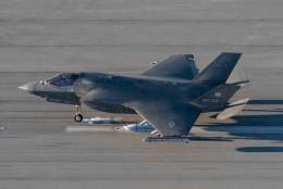 F-35 armado con el misil AGM-158C LRASM.