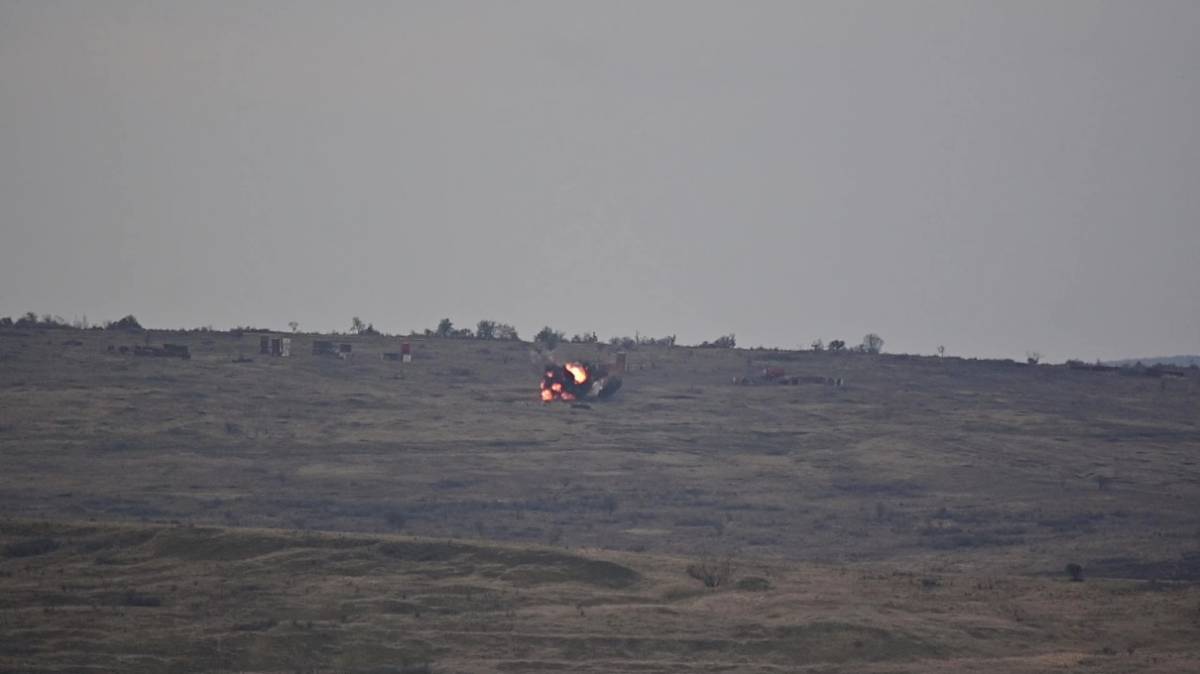 Bomba MK-82 impactando sobre el objetivo.