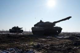 Dos carros de combate "Leopardo 2E� durante el ejercicio.