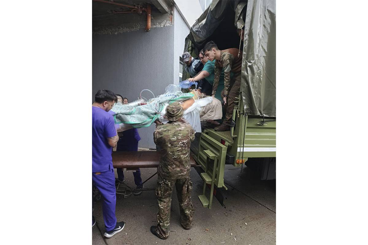 Una persona enferma es evacuada en un camión militar del Ejército Argentino. (Mindef) Una persona enferma es evacuada en un camión militar del Ejército Argentino. (Mindef)