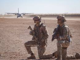 Dos operadores del EZAPAC dando seguridad a la toma de mximo esfuerzo de un C-295 del Ala 35. (Esteban Maiza)