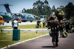 Paracaidistas preparndose para embarcar en el KC-390 Millenium.