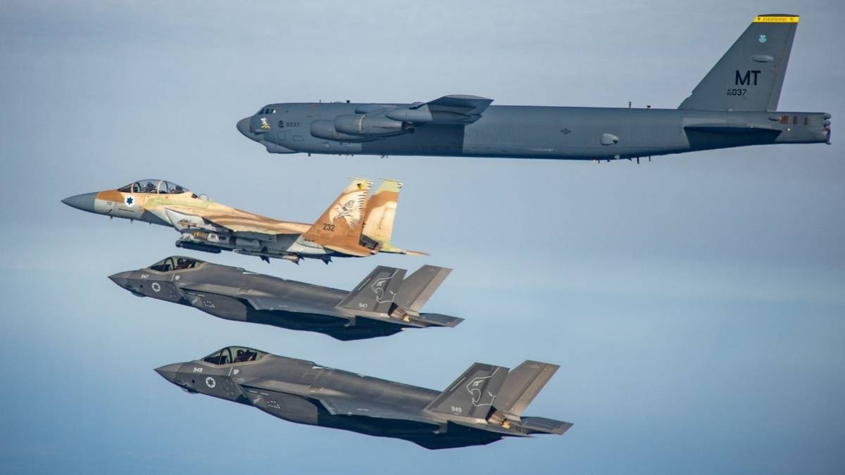 B-52H volando en formación con un F-15I y dos F-35I. (foto Fuerza Aérea y del Espacio de Israel) B-52H volando en formación con un F-15I y dos F-35I. (foto Fuerza Aérea y del Espacio de Israel)