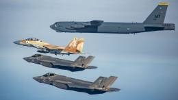 B-52H volando en formacin con un F-15I y dos F-35I.  (foto Fuerza Area y del Espacio de Israel)