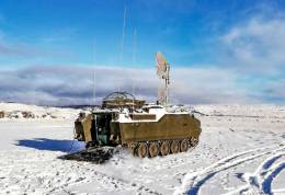 Carro de telecomunicaciones AIFV M-765 desplegado en la patagonia chilena.