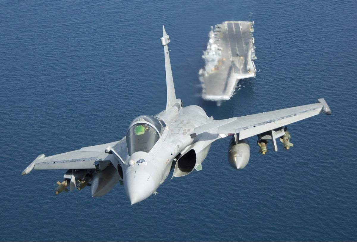 Uno de los aviones de combate “Rafale” de la Marina Nacional de Francia, al fondo se ve el portaaviones “Charles de Gaulle”. (Ministerio de Defensa de Francia) Uno de los aviones de combate “Rafale” de la Marina Nacional de Francia, al fondo se ve el portaaviones “Charles de Gaulle”. (Ministerio de Defensa de Francia)
