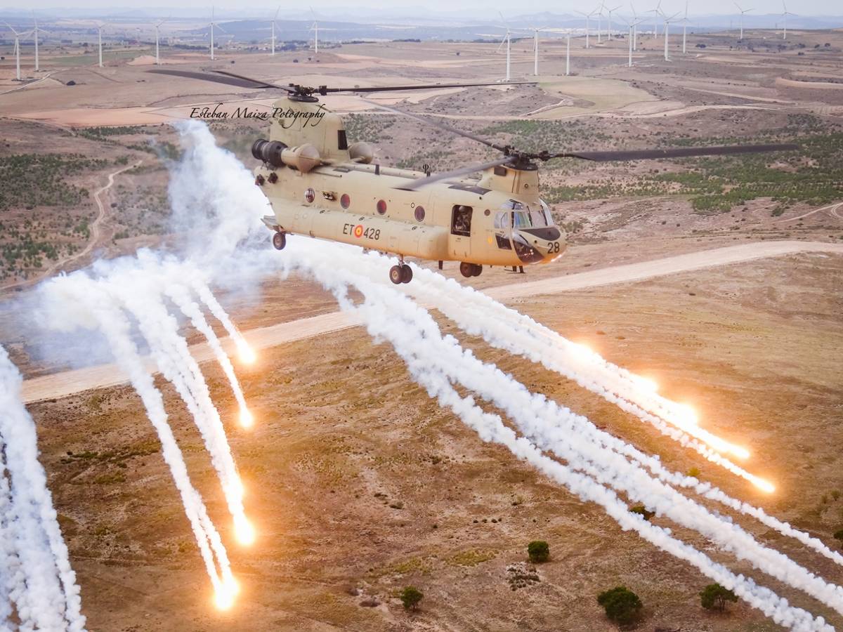 Un helicóptero CH-47F Chinook dispensando bengalas. (Esteban Maiza) Un helicóptero CH-47F Chinook dispensando bengalas. (Esteban Maiza)