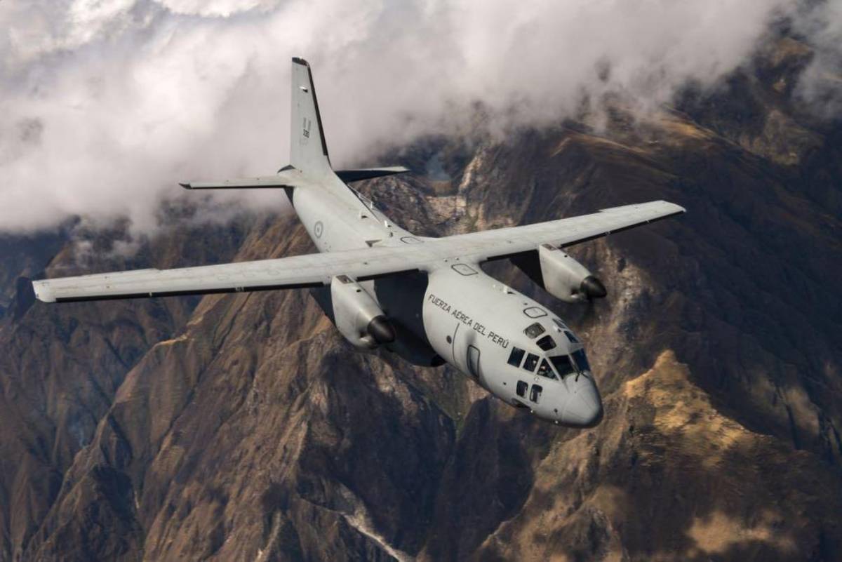 Un C-27J de la Fuerza Aérea del Perú volando sobre una cordillera.