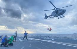 Un H135 realizando ejercicio de cesta a bordo de la F-101 lvaro de Bazn (foto Armada espaola)