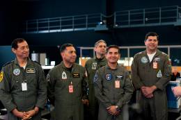 A la derecha el coronel de aviacin de la Fuerza Area de Chile Ignacio Baeza junto a resto de oficiales de enlace.