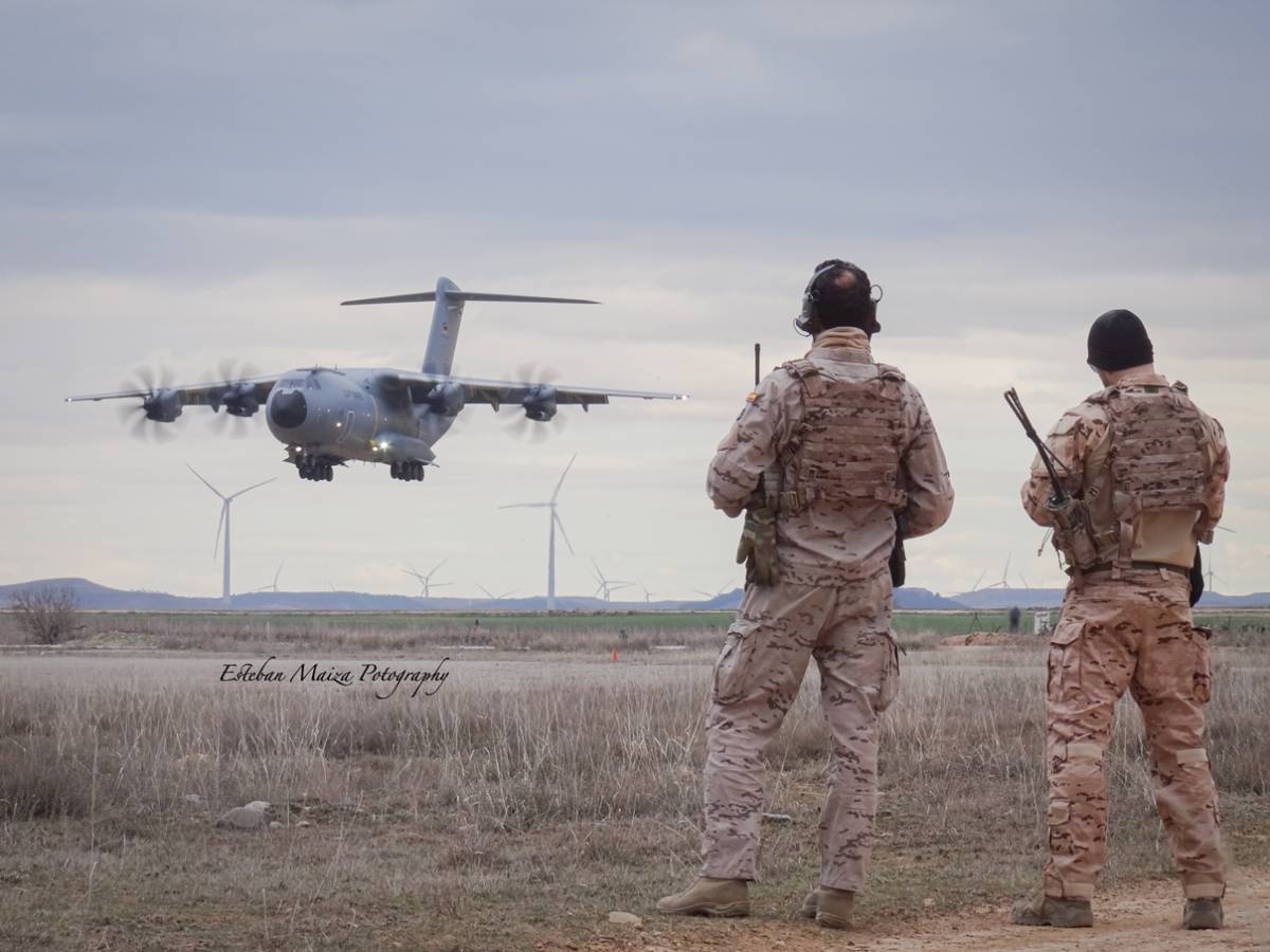 Dos controladores de combate (CCT) supervisando una maniobra de baja aproximación de un A400M de la Luftwaffe. (Esteban Maiza) Dos controladores de combate (CCT) supervisando una maniobra de baja aproximación de un A400M de la Luftwaffe. (Esteban Maiza)