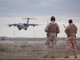 Dos controladores de combate (CCT) supervisando una maniobra de baja aproximacin de un A400M de la Luftwaffe. (Esteban Maiza)