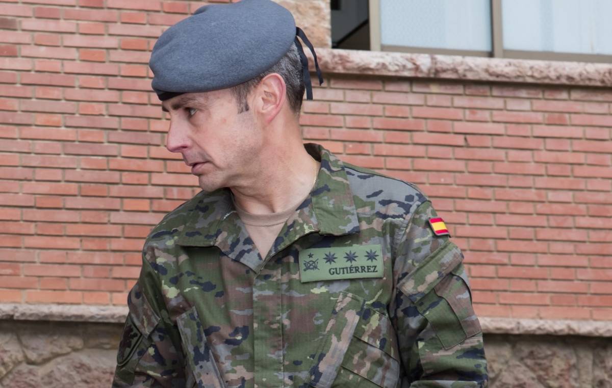 El general Pedro Luis Gutiérrez Alcalá, cuando con el empleo de coronel mandaba el Regimiento "Príncipe" nº 3 (foto Ministerio de Defensa) El general Pedro Luis Gutiérrez Alcalá, cuando con el empleo de coronel mandaba el Regimiento "Príncipe" nº 3 (foto Ministerio de Defensa)