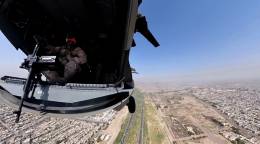 Uno de los CH-47 de la volando sobre la capital iraqu, Bagdad. (foto EMAD)