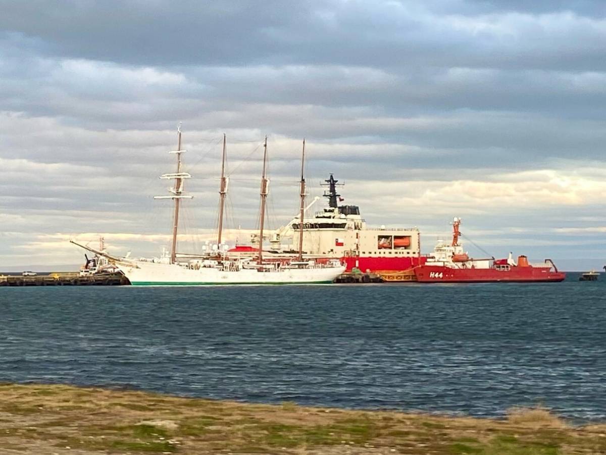 Buque escuela Juan Sebastián de Elcano junto al "Rompehielos" Almirante Viel de la Armada de Chile, en el Muelle Prat, Punta Arenas. (Cesar Quezada)