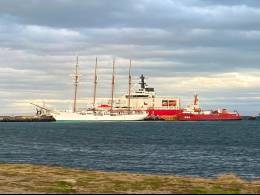 Buque escuela Juan Sebasti�n de Elcano junto al "Rompehielos" Almirante Viel de la Armada de Chile, en el Muelle Prat, Punta Arenas. (Cesar Quezada)