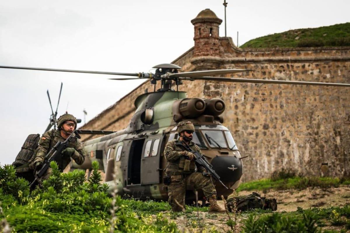 Despliegue de efectivos mediante un helicóptero Super Puma del Ejército de Tierra (Ejército de Tierra)