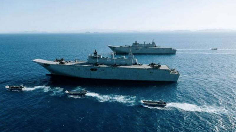 Dos LHD de la Royal Australian Navy navegando. (RAN) Dos LHD de la Royal Australian Navy navegando. (RAN)