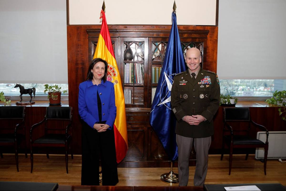 La ministra de Defensa espalola, Margarita Robles, y el Comandante del Mando Supremo Aliado en Europa (SACEUR), general del Ejrcito de EE.UU. Christopher G. Cavoli. (Foto: Moncloa) 