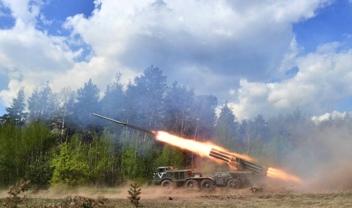 Un sistema de artillería haciendo fuego.