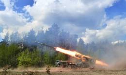 Un sistema de artillera haciendo fuego.