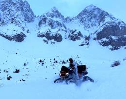 El MOE ha trabajado en entornos nevados con quad impulsados con orugas que se mueven especialmente bien y permiten llevar una carga importante de material. (Ejrcito de Tierra) 