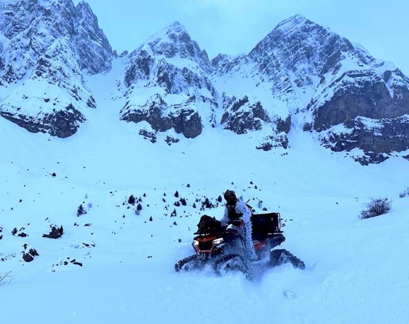 El MOE ha trabajado en entornos nevados con quad impulsados con orugas que se mueven especialmente bien y permiten llevar una carga importante de material. (Ejército de Tierra) El MOE ha trabajado en entornos nevados con quad impulsados con orugas que se mueven especialmente bien y permiten llevar una carga importante de material. (Ejército de Tierra)