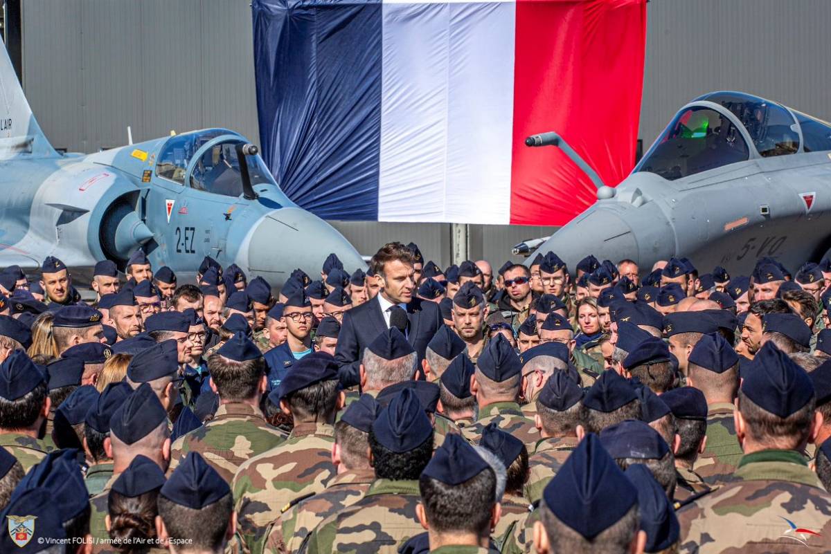 El presidente Macron en la base de Luxeuil-Saint-Sauveur, rodeado de militares, al fondo un Rafale (izquierda) y un Mirage 2000-5. (foto Arme de l