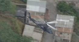Un helicptero policial sobrevolando una favela de Brasil.