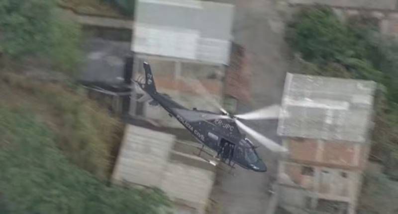 Un helicptero policial sobrevolando una favela de Brasil.