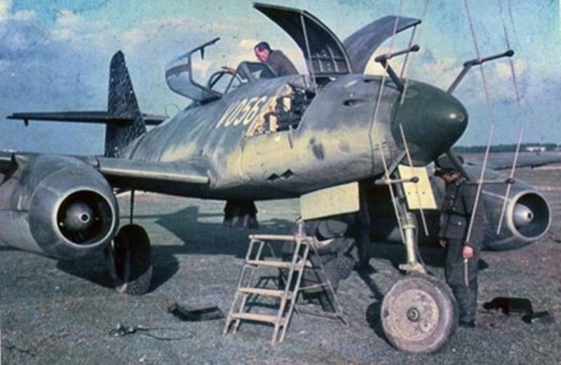 Las contradicciones de la tecnología alemana en la época nazi: un caza Messerschmitt Me-262, el más avanzado del mundo en su tiempo, con las antenas del radar Neptun FuG 218 en el exterior de su morro, lo que limitaba significativamente una de sus principales cualidades: la velocidad. Las contradicciones de la tecnología alemana en la época nazi: un caza Messerschmitt Me-262, el más avanzado del mundo en su tiempo, con las antenas del radar Neptun FuG 218 en el exterior de su morro, lo que limitaba significativamente una de sus principales cualidades: la velocidad.