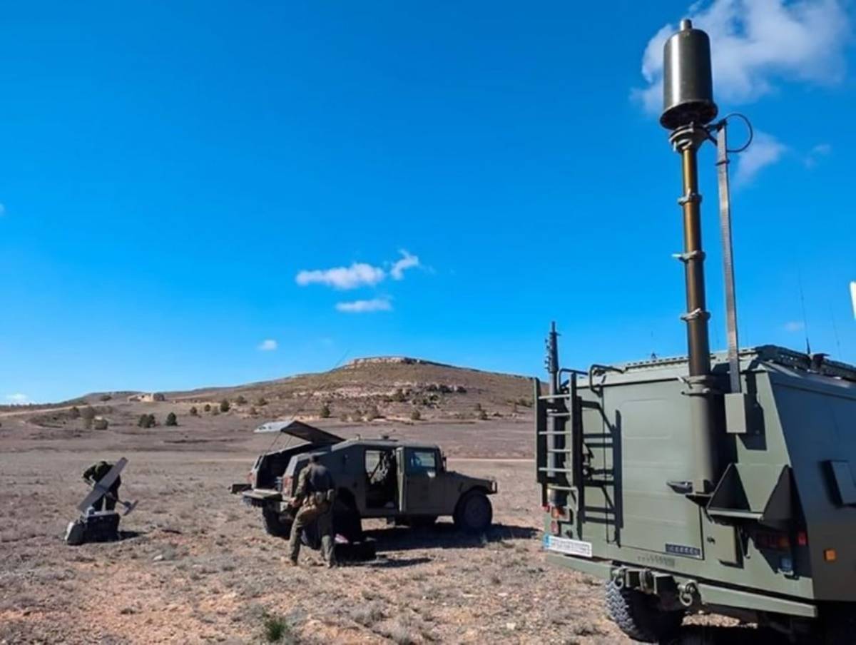 Material desplegado en el ejercicio “Legión Dart”, en primer plano uno de los medios del REW 31. (foto Ejército de Tierra) Material desplegado en el ejercicio “Legión Dart”, en primer plano uno de los medios del REW 31. (foto Ejército de Tierra)